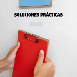 jemplo de uso de Velcro con Adhesivo en la pared, mostrando una libreta sujeta y un letrero de 