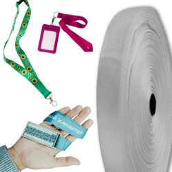 Varios lanyards terminados con diseños sublimados y un gran rollo de cinta blanca para sublimar, mostrando la versatilidad y el resultado final de la personalización.