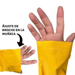 Detalle de la manga de un impermeable amarillo con un broche ajustable en la muñeca, diseñado para evitar que el agua entre por la manga y asegurar un mejor sellado