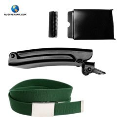 Vista superior de una hebilla Chola metálica negra desarmada, con un cinturón de algodón verde enrollado, mostrando los herrajes utilizados en el ensamblaje de cinturones tipo militar.