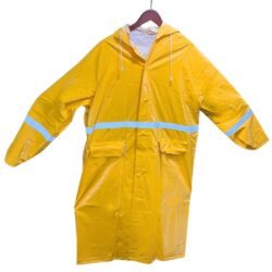Impermeable amarillo de cuerpo completo con cintas reflejantes horizontales en las mangas y bolsillos frontales, colgado para mostrar su diseño amplio y protector.