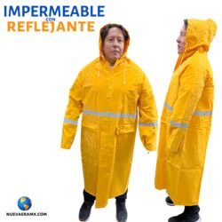 Hombre usando un impermeable amarillo con bandas reflejantes, mostrando el diseño frontal y lateral para alta visibilidad y protección contra la lluvia en trabajos al aire libre.
