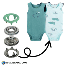 Broche pañalero metálico aplicado en ropa de bebé. Cierre doble corona ideal para bodies, mamelucos y prendas infantiles.