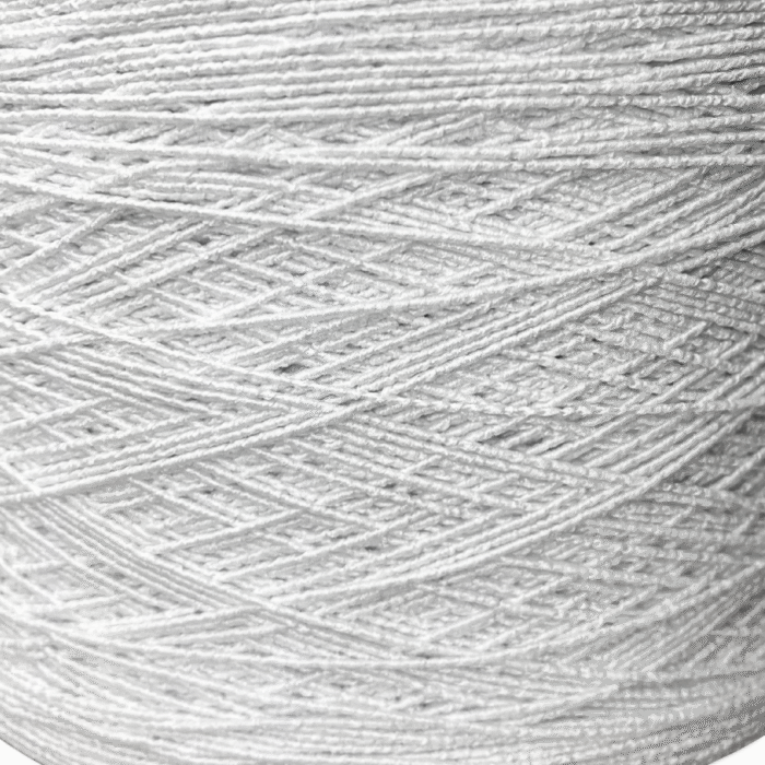 Detalle del hilo elástico entochado blanco. Cordón delgado y flexible para confección.